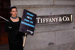 Manifestante caracterizada de Audrey Hepburn protesta a las afueras de la tienda de Tiffany en Madrid