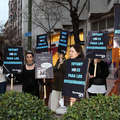 Manifestantes protestan frente a la tienda de Tiffany en Madrid. <small>&copy; Iñaki Luis/Surviva</small>