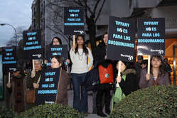 Manifestantes ante la tienda Tiffany de Madrid