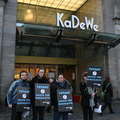 Protesters in Berlin outside KaDeWe, where Tiffany is located. <small>© Corinna Hoppenstedt</small>