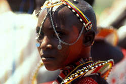 Joven masai vestida con sus mejores joyas en una ceremonia de iniciación de los guerreros moran. Kajiado, Kenia.