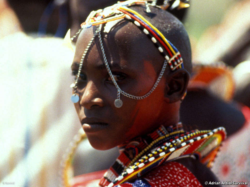 Une jeune maasaï porte ses plus beaux bijoux lors d'un cérémonie d'initiation pour les Moran (jeunes hommes).Kajiado, Kenya. © Adrian Arbib/Survival