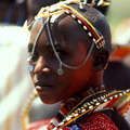 Une jeune maasaï porte ses plus beaux bijoux lors d'un cérémonie d'initiation pour les Moran (jeunes hommes).Kajiado, Kenya.

 &copy; Adrian Arbib/Survival