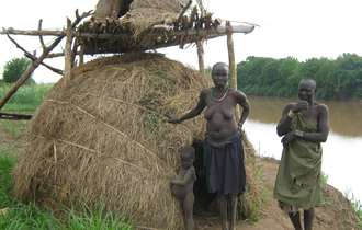 Kwegu-and-mun-by-river_bulletin_band