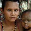 Mère nukak et son enfant ayant fui la guerre civile colombienne pour s'installer dans une ville proche. &copy; David Hill/Survival