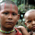 Mujer y niño nukak. &copy; David Hill/Survival