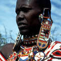 Une femme maasaï en costume traditionnel dans une Manyatta près de Kajiado, dans le sud du Kenya.

 &copy; Adrian Arbib/Survival
