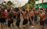 Guerreiros-yanomami-dan-am-na-manifes-ta-o-na-fuani-contra-os-invasores_thumb