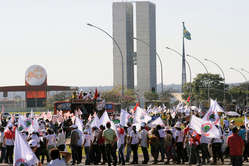 Des Indiens et des militants marchent contre le barrage de Belo    Monte. Brasilia, Brésil.