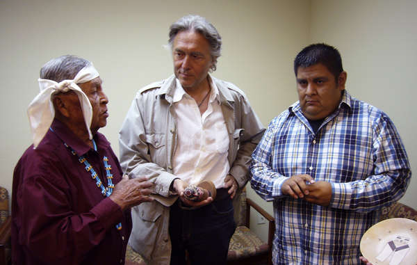 Der Anwalt Pierre Servan-Schreiber mit zwei Priestern der Hopi. Das Bild wurde während der Rückgabe einer Katsina, die er bei der letzten Versteigerung erworben hatte, aufgenommen. (Rechts: Sam Tenakhongva.)