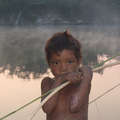 Niño awá, Brasil. &copy; Clive W. Dennis/Survival
