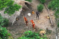 Indígenas aislados muestran una actitud defensiva. Foto aérea, Brasil, 2008.
