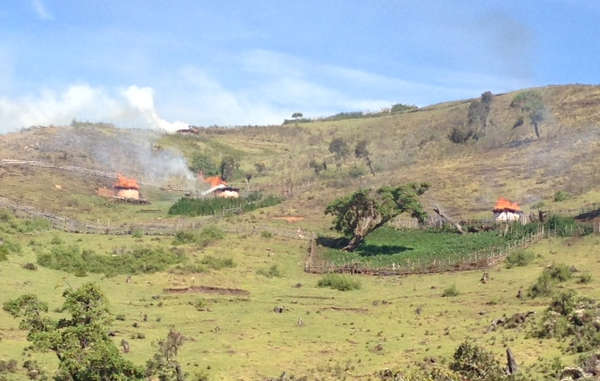 Los guardas forestales prenden fuego a los hogares de la tribu sengwer en las colinas Cherangany de Kenia.