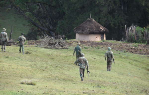 Guardas forestales llegan al bosque Embobut de Kenia para preparar las expulsiones.