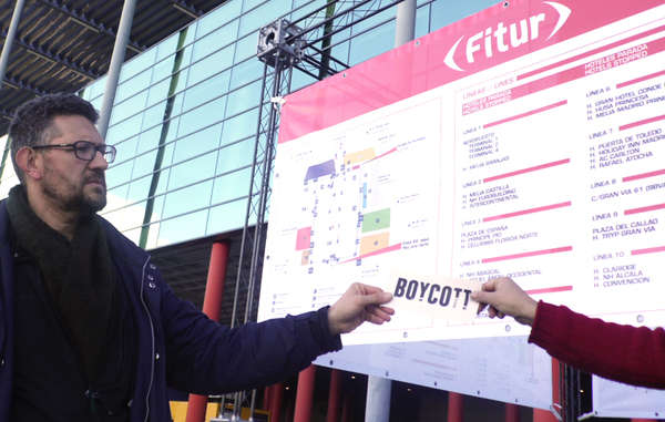 Protestors handed out leaflets at the Fitur travel fair in Madrid and called on visitors to support Survival’s tourism boycott.