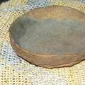 Nel luogo in cui è stato avvistato l’Indiano incontattato è stata trovata una ciotola di terracotta utilizzata per tostare i semi. <small>&copy; <span class="caps">GAT</span>/Survival</small>