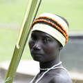Une femme jarawa revient de la cueillette. &copy; Survival