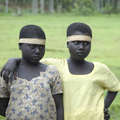 Deux jeunes filles jarawa portant des habits que leur ont donné des étrangers. L'invasion de leur réserve expose les Jarawa à des maladies contre lesquelles ils n'ont pas d'immunité.  &copy; Survival