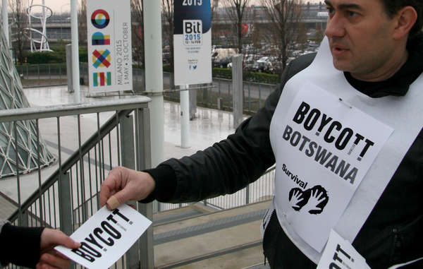 I sostenitori di Survival chiedono ai visitatori del BIT di Milano di boicottare il turismo in Botswana in segno di protesta contro la persecuzione dei Boscimani.