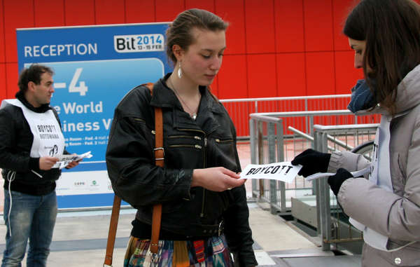 I manifestanti hanno distribuito volantini al Bit, la Borsa Internazionale del Turismo di Milano, e hanno chiesto ai visitatori di sostenere il boicottaggio lanciato da Survival.
