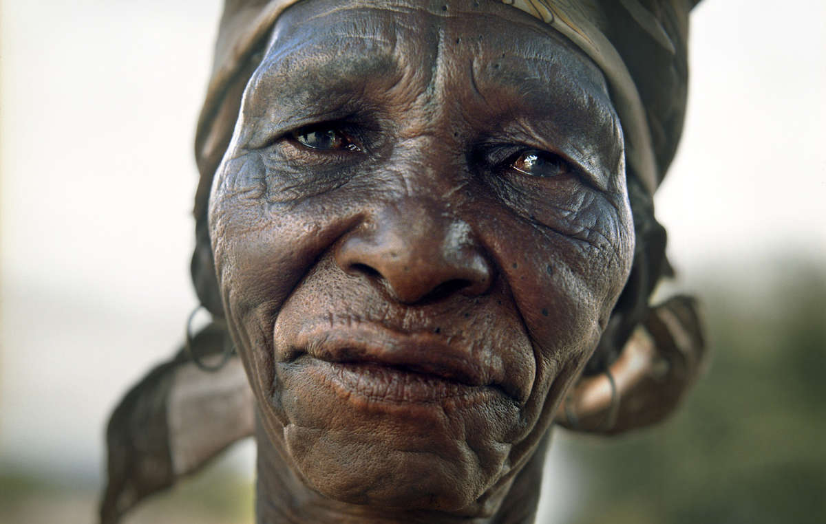 Xlarema Phuti es una sanadora bosquimana que el Gobierno de Botsuana expulsó forzosamente de su hogar en la Reserva de Caza del Kalahari Central.