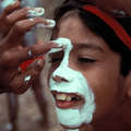 Aplicación de la pintura de cara tradicional a un joven aborigen, festival de danza, norte de Queensland, Australia.
  &copy; John Miles/Survival