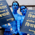 Deux Na'vi ont manifesté lors de l'assemblée générale de Vedanta. &copy; Survival