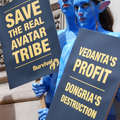 Deux Na'vi ont manifesté lors de l'assemblée générale de Vedanta. <small>&copy; Survival</small>