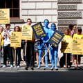 Vedanta’s CEO was confronted by a large number of protesters from various NGOs.  <small>&copy; Survival</small>