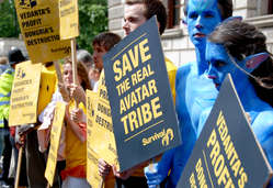 Manifestazione davanti alla sede dell’Assemblea Generale annuale della Vedanta alla presenza di due Na’vi di Avatar. © Survival