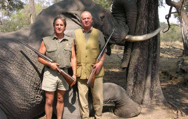 "El Rey Juan Carlos I de España posa con el propietario de Rann Safaris frente a un elefante abatido durante una cacería. "