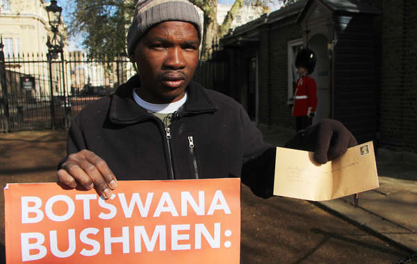 Jumanda Gakelebone, un bosquimano de Botsuana, hizo entrega hoy en Londres de una carta de la organización bosquimana First People of the Kalahari al Príncipe Carlos explicándole que los bosquimanos no son furtivos y que cazan para sobrevivir.