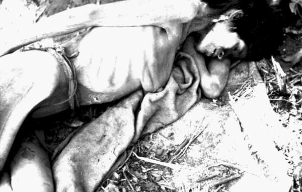 Une femme aché, peu de temps après avoir été capturée et éloignée de sa forêt en 1972, Paraguay.