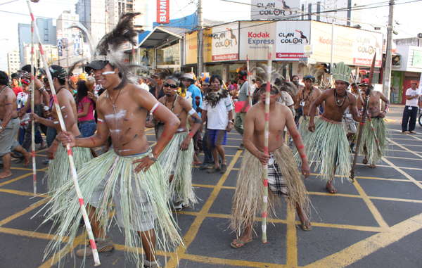 Indigene bei außergewöhnlichem Protest für Landrechte. Brasilien.