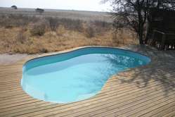 La piscine du nouveau lodge de Wilderness Safaris dans la Réserve du Kalahari central.