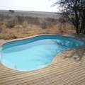 La piscine du nouveau lodge de Wilderness Safaris dans la Réserve du Kalahari central. &copy; Survival