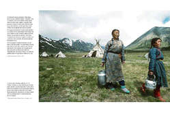 Il libro di Survival "Siamo tutti uno" è un omaggio ai popoli indigeni della terra.
