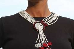 La collana Surutia dei Masai, in vendita nel catalogo di Survival insieme ad altri splendidi gioielli.
