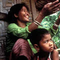 Mujer y niño chakma, Bangladesh
 &copy; Mark McEvoy/Survival