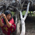 Guireja, contattata nel 2004, seduta davanti a quella che prima era la sua casa. &copy; Survival International