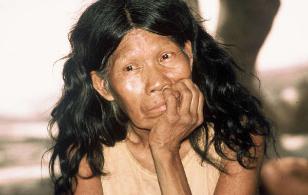 Una mujer ayoreo-totobiegosode tras ser forzada a salir de su bosque en el Chaco paraguayo.