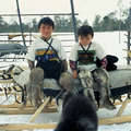 Des enfants khanty sur un traineau (portant des t-shirts Survival), Sibérie, 1992.
 &copy; J.P. Razon/Survival