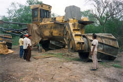 Eine Gruppe Totobiegosode-Anführer vor einem der Bulldozer, die ihr Land planieren, Paraguay