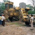 Un gruppo di leader Totobiegosode riuniti attorno ai bulldozer che stanno distruggendo il loro territorio di caccia, Paraguay. &copy; Survival International