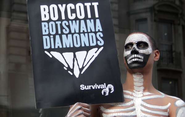 La indignación global sirvió para ayudar a los bosquimanos, pero el Convenio 169 de la OIT defendería legalmente sus derechos.