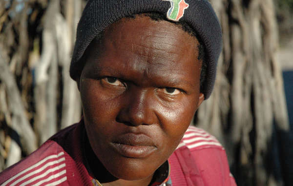 "La maggior parte dei Boscimani vive ancora in campi di reinsediamento governativi dove dilagano povertà e malattie. Il governo afferma che il loro stile di vita di cacciatori-raccoglitori del Kalahari è arretrato e primitivo."
