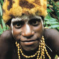 Hombre  asmat, Papúa.
 &copy; Jeanne Herbert/Survival