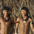 Des Enawene Nawe devant leur maloca, maison communautaire. &copy; Fiona Watson/Survival