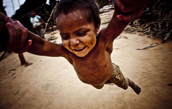 Un jeune Nukak jouant avec sa famille, Colombie. 