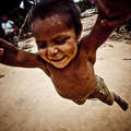 Un jeune Nukak jouant avec sa famille, Colombie.  &copy; Arnau Blanch/Survival